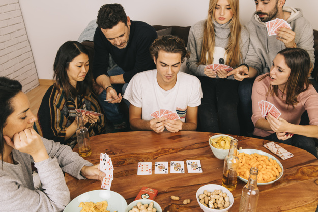 Amigos jugando cartas